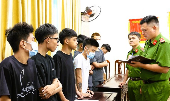 Tụ tập lạng lách, đánh võng rồi quay clip đăng Facebook để "câu like"- Ảnh 1. Tụ tập lạng lách, đánh võng rồi quay clip đăng Facebook để "câu like"- Ảnh 1.