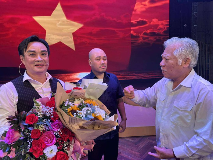 "Sấm vang Lạch Hới": NSND Triệu Trung Kiên và "bức tranh đẹp" trên nền huyền thoại lịch sử- Ảnh 5. "Sấm vang Lạch Hới": NSND Triệu Trung Kiên và "bức tranh đẹp" trên nền huyền thoại lịch sử- Ảnh 5.