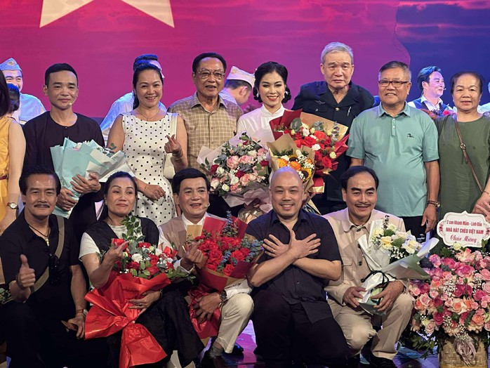 "Sấm vang Lạch Hới": NSND Triệu Trung Kiên và "bức tranh đẹp" trên nền huyền thoại lịch sử- Ảnh 4. "Sấm vang Lạch Hới": NSND Triệu Trung Kiên và "bức tranh đẹp" trên nền huyền thoại lịch sử- Ảnh 4.