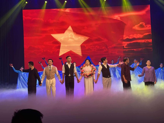 "Sấm vang Lạch Hới": NSND Triệu Trung Kiên và "bức tranh đẹp" trên nền huyền thoại lịch sử- Ảnh 6. "Sấm vang Lạch Hới": NSND Triệu Trung Kiên và "bức tranh đẹp" trên nền huyền thoại lịch sử- Ảnh 6.