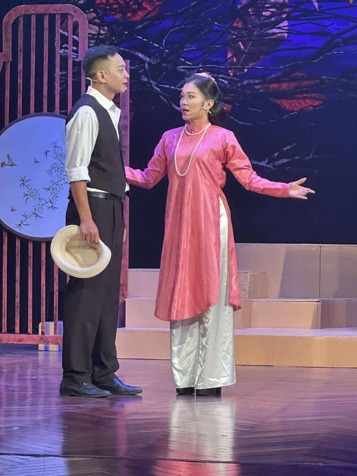 "Sấm vang Lạch Hới": NSND Triệu Trung Kiên và "bức tranh đẹp" trên nền huyền thoại lịch sử- Ảnh 3. "Sấm vang Lạch Hới": NSND Triệu Trung Kiên và "bức tranh đẹp" trên nền huyền thoại lịch sử- Ảnh 3.