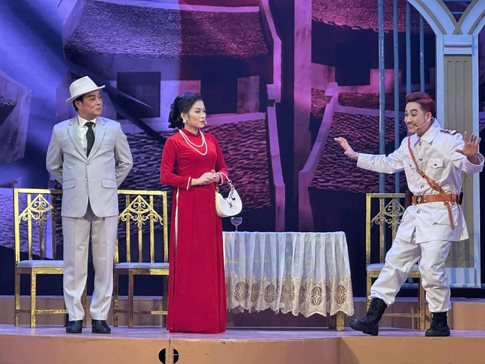 "Sấm vang Lạch Hới": NSND Triệu Trung Kiên và "bức tranh đẹp" trên nền huyền thoại lịch sử- Ảnh 1. "Sấm vang Lạch Hới": NSND Triệu Trung Kiên và "bức tranh đẹp" trên nền huyền thoại lịch sử- Ảnh 1.