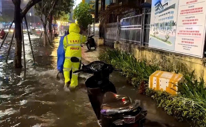 Đà Nẵng ngập nặng do mưa lớn, công an, dân quân xung kích giúp dân - Ảnh 3. Đà Nẵng ngập nặng do mưa lớn, công an, dân quân xung kích giúp dân - Ảnh 3.