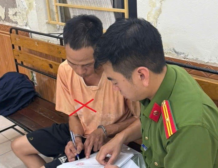 Tạm giữ người cha hành hạ, xích chân kéo lê con trai trên đường phố - Ảnh 1. Tạm giữ người cha hành hạ, xích chân kéo lê con trai trên đường phố - Ảnh 1.