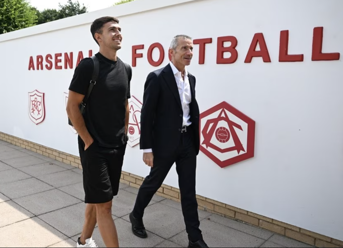 Tân binh Martin Zubimendi tiết lộ lý do chọn Arsenal, quay lưng với Liverpool- Ảnh 1. Tân binh Martin Zubimendi tiết lộ lý do chọn Arsenal, quay lưng với Liverpool- Ảnh 1.