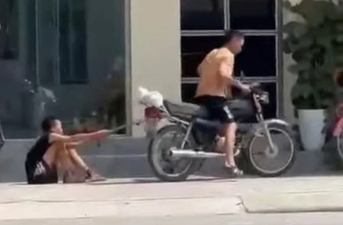 Công an vào cuộc bé trai bị bố xích chân kéo lê trên đường phố ở Hải Phòng- Ảnh 1. Công an vào cuộc bé trai bị bố xích chân kéo lê trên đường phố ở Hải Phòng- Ảnh 1.