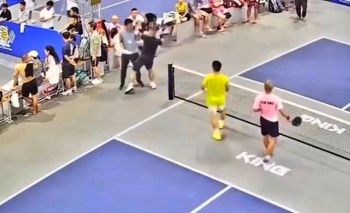 VIDEO: VĐV pickleball dùng vợt đánh thẳng vào đầu trọng tài- Ảnh 1. VIDEO: VĐV pickleball dùng vợt đánh thẳng vào đầu trọng tài- Ảnh 1.