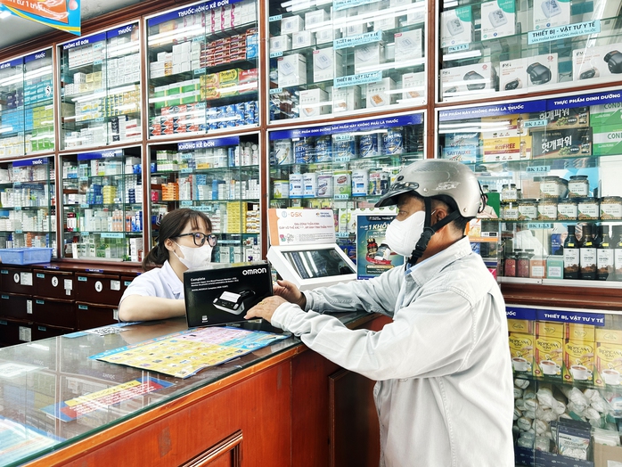 Người bệnh tim mạch an tâm với thiết bị tầm soát huyết áp và điện tim tại nhà- Ảnh 1. Người bệnh tim mạch an tâm với thiết bị tầm soát huyết áp và điện tim tại nhà- Ảnh 1.
