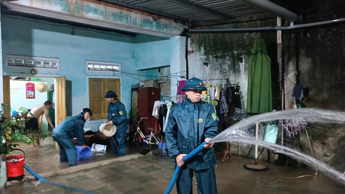 Đà Nẵng ngập nặng do mưa lớn, công an, dân quân xung kích giúp dân - Ảnh 2. Đà Nẵng ngập nặng do mưa lớn, công an, dân quân xung kích giúp dân - Ảnh 2.