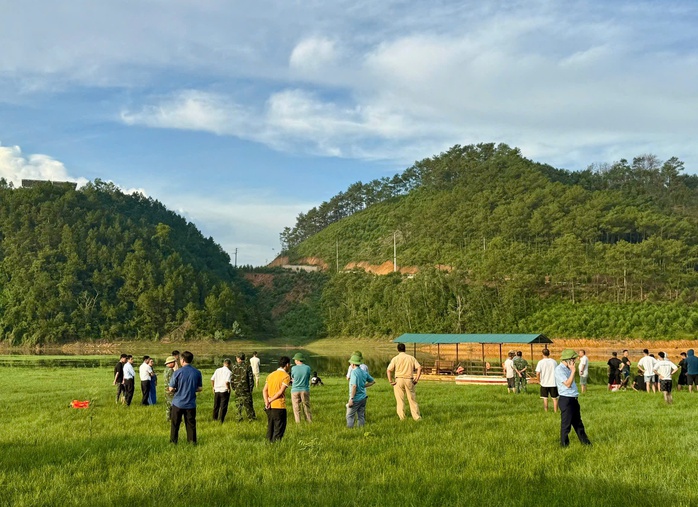 Đuối nước thương tâm khi ô tô bị chìm dưới lòng hồ Bến Châu ở Quảng Ninh - Ảnh 1. Đuối nước thương tâm khi ô tô bị chìm dưới lòng hồ Bến Châu ở Quảng Ninh - Ảnh 1.