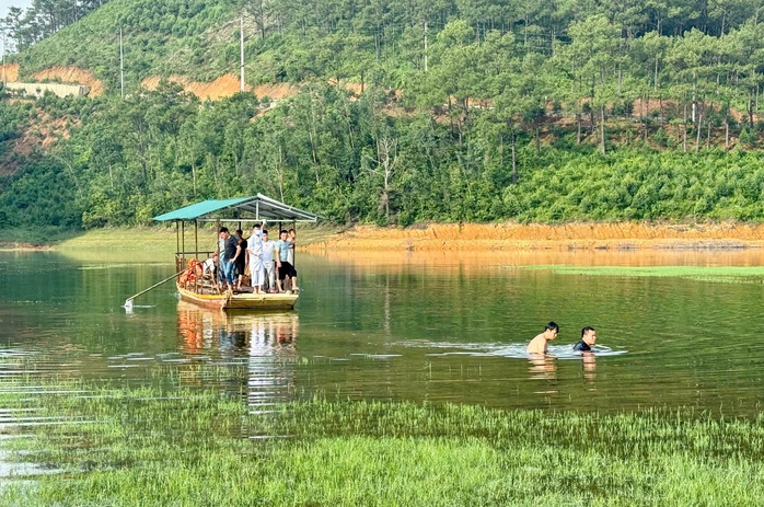 Đuối nước thương tâm khi ô tô bị chìm dưới lòng hồ Bến Châu ở Quảng Ninh - Ảnh 2. Đuối nước thương tâm khi ô tô bị chìm dưới lòng hồ Bến Châu ở Quảng Ninh - Ảnh 2.