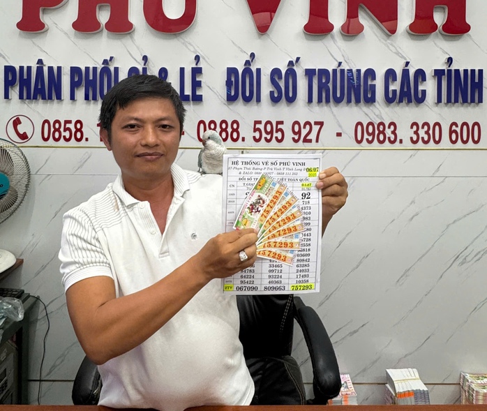 Người làm thuê trúng độc đắc 6 tờ vé số, giữ bí mật với gia đình đến phút cuối- Ảnh 1. Người làm thuê trúng độc đắc 6 tờ vé số, giữ bí mật với gia đình đến phút cuối- Ảnh 1.