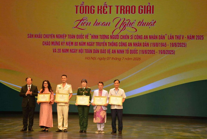 Sân khấu Trương Hùng Minh thắng lớn tại Liên hoan sân khấu "Chiến sĩ công an Nhân dân" - Ảnh 3.