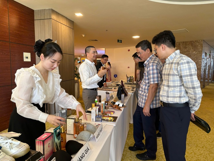 Quản lý thị trường Đà Nẵng triệt phá ổ bán hàng giả dưới vỏ bọc du lịch - Ảnh 1. Quản lý thị trường Đà Nẵng triệt phá ổ bán hàng giả dưới vỏ bọc du lịch - Ảnh 1.