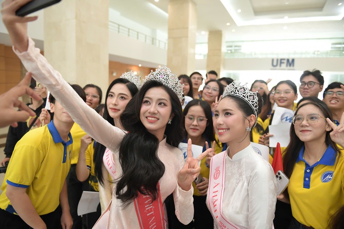 Hoa hậu Hà Trúc Linh và canh chua lá giang: Món ăn của Mẹ làm nên người đẹp - Ảnh 1. Hoa hậu Hà Trúc Linh và canh chua lá giang: Món ăn của Mẹ làm nên người đẹp - Ảnh 1.