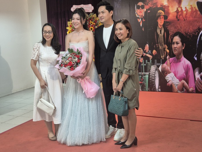 Minh Luân hóa chiến sĩ, bên "nàng thơ" Thiên Thư- Ảnh 4. Minh Luân hóa chiến sĩ, bên "nàng thơ" Thiên Thư- Ảnh 4.