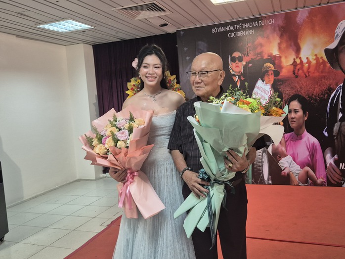 Minh Luân hóa chiến sĩ, bên "nàng thơ" Thiên Thư- Ảnh 2. Minh Luân hóa chiến sĩ, bên "nàng thơ" Thiên Thư- Ảnh 2.