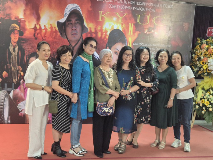 Minh Luân hóa chiến sĩ, bên "nàng thơ" Thiên Thư- Ảnh 7. Minh Luân hóa chiến sĩ, bên "nàng thơ" Thiên Thư- Ảnh 7.