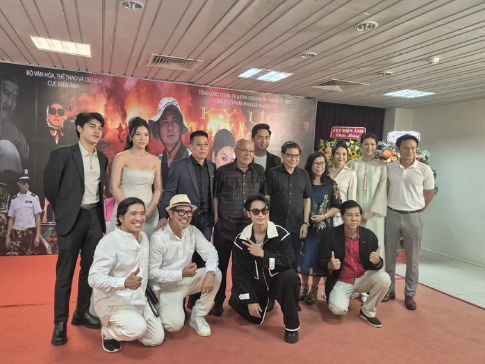 Minh Luân hóa chiến sĩ, bên "nàng thơ" Thiên Thư- Ảnh 8. Minh Luân hóa chiến sĩ, bên "nàng thơ" Thiên Thư- Ảnh 8.