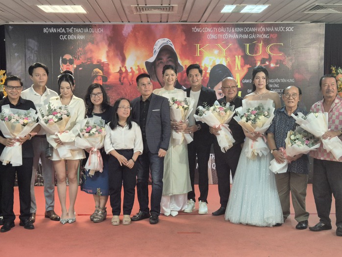 Minh Luân hóa chiến sĩ, bên "nàng thơ" Thiên Thư- Ảnh 9. Minh Luân hóa chiến sĩ, bên "nàng thơ" Thiên Thư- Ảnh 9.