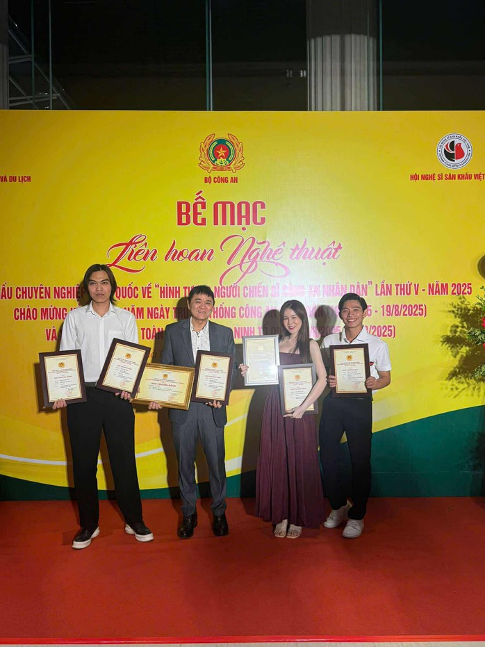Quốc Thảo, Bình Tinh, Lâm Vỹ Dạ - Những giọt nước mắt hạnh phúc sau ánh đèn sân khấu - Ảnh 1.