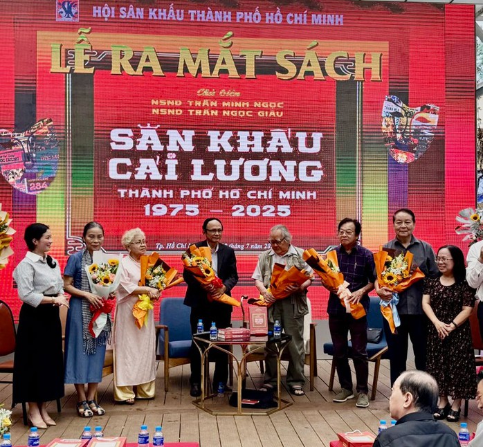 Ra mắt sách chuyên khảo về sân khấu cải lương TP HCM 50 năm qua- Ảnh 1. Ra mắt sách chuyên khảo về sân khấu cải lương TP HCM 50 năm qua- Ảnh 1.