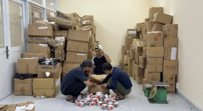 Phát hiện đường dây sản xuất dầu gió, kem dưỡng giả ngành y tế khẩn trương rà soát  - Ảnh 1.
