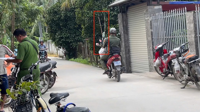 Người đàn ông tử vong TP HCM khi đi chích cá dưới mương nước đau lòng - Ảnh 2. Người đàn ông tử vong TP HCM khi đi chích cá dưới mương nước đau lòng - Ảnh 2.