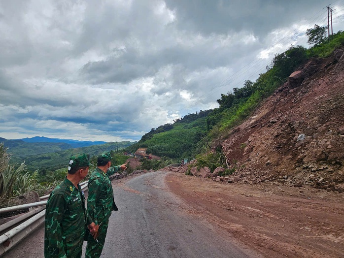 Sạt lở trên Quốc lộ 15D, đường lên cửa khẩu quốc tế ách tắc hàng cây số- Ảnh 1.