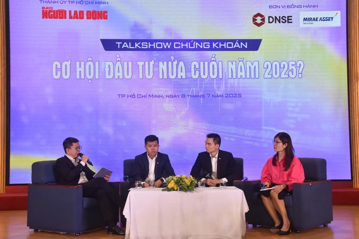 Tiền ồ ạt chảy vào chứng khoán, mua cổ phiếu nào "đón sóng" 1.500 điểm?- Ảnh 2. Tiền ồ ạt chảy vào chứng khoán, mua cổ phiếu nào "đón sóng" 1.500 điểm?- Ảnh 2.