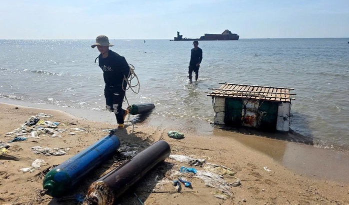 Cận cảnh "xẻ thịt" tàu 4.500 tấn, trả mặt bằng cho điện hạt nhân Ninh Thuận- Ảnh 5. Cận cảnh "xẻ thịt" tàu 4.500 tấn, trả mặt bằng cho điện hạt nhân Ninh Thuận- Ảnh 5.