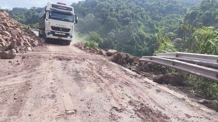 Thông xe một làn sau vụ sạt trượt 100m3 đất đá xuống quốc lộ- Ảnh 1. Thông xe một làn sau vụ sạt trượt 100m3 đất đá xuống quốc lộ- Ảnh 1.