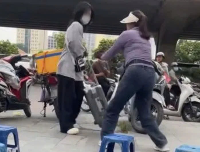 Vụ bà bán trà đá đuổi cô gái khỏi vỉa hè: Không thể có chuyện vỉa hè là “của riêng” của ai!- Ảnh 1.