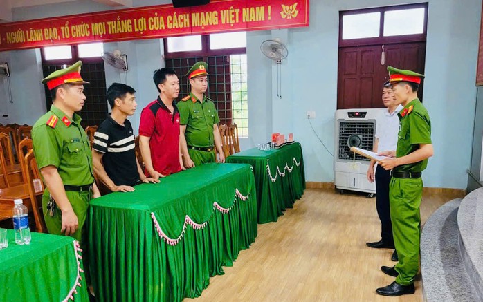 Cảnh sát đột kích căn nhà khóa kín, phát hiện điều bất ngờ của 6 người đàn ông- Ảnh 1. Cảnh sát đột kích căn nhà khóa kín, phát hiện điều bất ngờ của 6 người đàn ông- Ảnh 1.