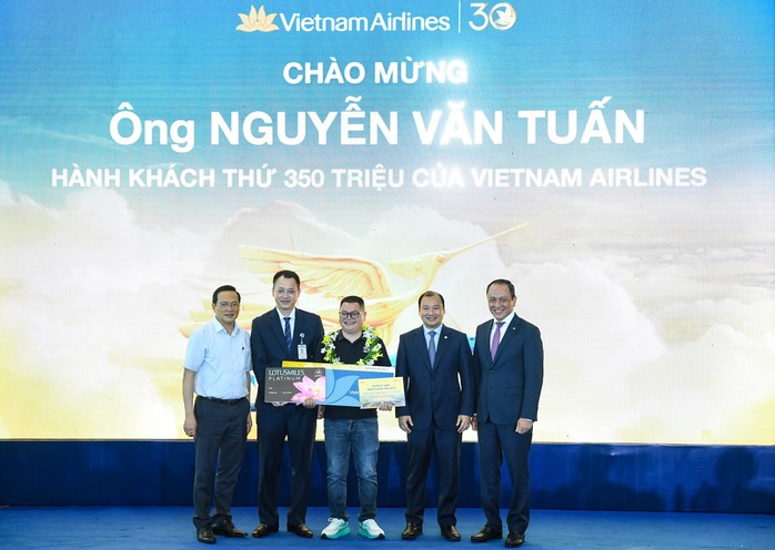 Vị khách đặc biệt thứ 350 triệu của Vietnam Airlines nhận quà "khủng" - Ảnh 9. Vị khách đặc biệt thứ 350 triệu của Vietnam Airlines nhận quà "khủng" - Ảnh 10.