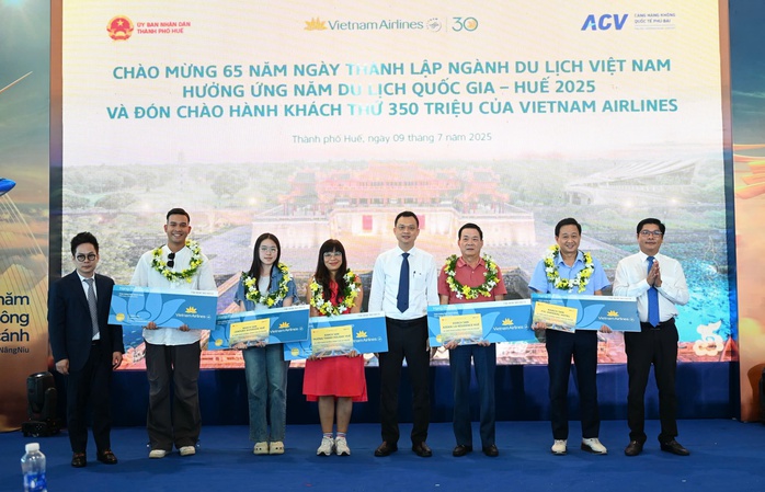 Vị khách đặc biệt thứ 350 triệu của Vietnam Airlines nhận quà "khủng"- Ảnh 8. Vị khách đặc biệt thứ 350 triệu của Vietnam Airlines nhận quà "khủng" - Ảnh 12.