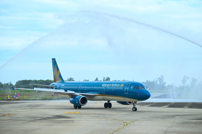 Vị khách đặc biệt thứ 350 triệu của Vietnam Airlines nhận quà "khủng"- Ảnh 3. Vị khách đặc biệt thứ 350 triệu của Vietnam Airlines nhận quà "khủng" - Ảnh 4.