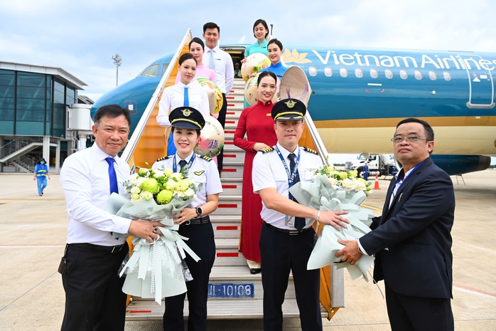 Vị khách đặc biệt thứ 350 triệu của Vietnam Airlines nhận quà "khủng" - Ảnh 4. Vị khách đặc biệt thứ 350 triệu của Vietnam Airlines nhận quà "khủng" - Ảnh 5.