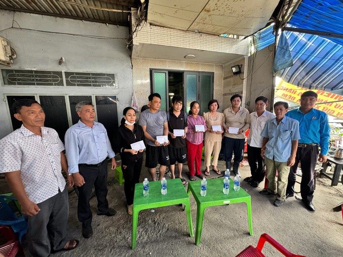 LĐLĐ TP HCM hỗ trợ người lao động bị thiệt hại do hỏa hoạn tại phường Tân Thới Hiệp - Ảnh 2.
