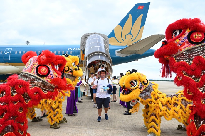 Vị khách đặc biệt thứ 350 triệu của Vietnam Airlines nhận quà "khủng"- Ảnh 4. Vị khách đặc biệt thứ 350 triệu của Vietnam Airlines nhận quà "khủng" - Ảnh 6.