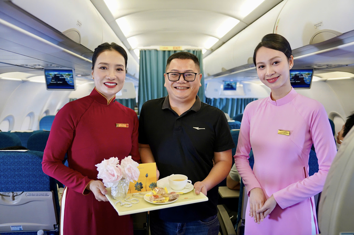 Vị khách đặc biệt thứ 350 triệu của Vietnam Airlines nhận quà "khủng"- Ảnh 1. Vị khách đặc biệt thứ 350 triệu của Vietnam Airlines nhận quà "khủng" - Ảnh 1.