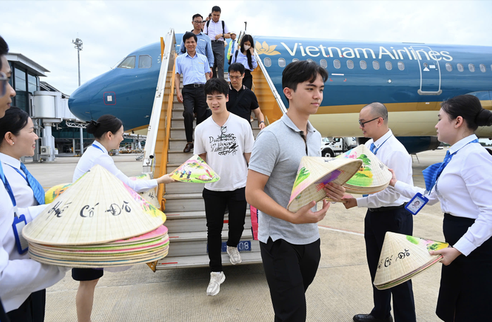 Vị khách đặc biệt thứ 350 triệu của Vietnam Airlines nhận quà "khủng"- Ảnh 5. Vị khách đặc biệt thứ 350 triệu của Vietnam Airlines nhận quà "khủng" - Ảnh 7.