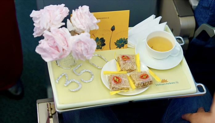 Vị khách đặc biệt thứ 350 triệu của Vietnam Airlines nhận quà "khủng" - Ảnh 3.