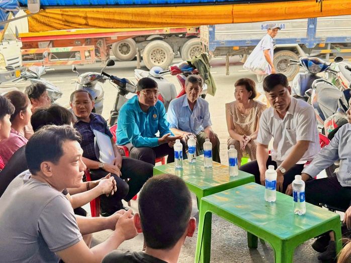 LĐLĐ TP HCM hỗ trợ người lao động bị thiệt hại do hỏa hoạn tại phường Tân Thới Hiệp - Ảnh 1.