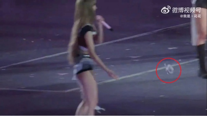 Lisa (Blackpink) bị chỉ trích vì ném Labubu người hâm mộ tặng- Ảnh 1. Lisa (Blackpink) bị chỉ trích vì ném Labubu người hâm mộ tặng- Ảnh 1.