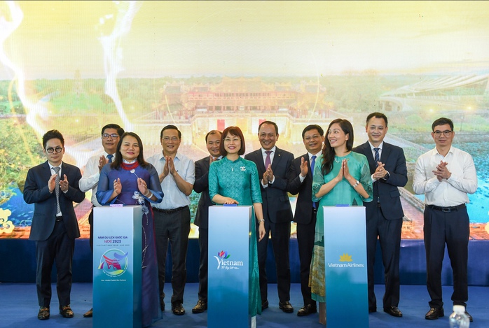 Vị khách đặc biệt thứ 350 triệu của Vietnam Airlines nhận quà "khủng"- Ảnh 9. Vị khách đặc biệt thứ 350 triệu của Vietnam Airlines nhận quà "khủng" - Ảnh 13.