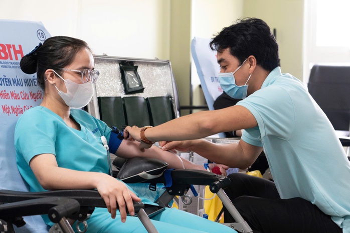 Lượng máu dự trữ thiếu, bệnh nhân cùng bác sĩ hiến máu - Ảnh 1.