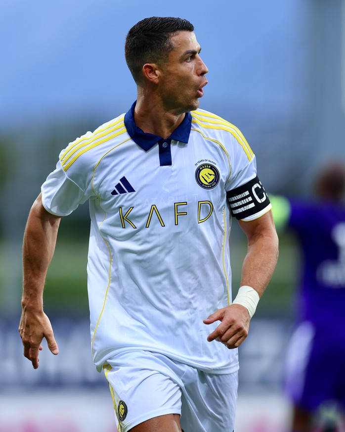 Ronaldo vừa làm thủ lĩnh trên sân, đến ông chủ đội bóng - Ảnh 1.