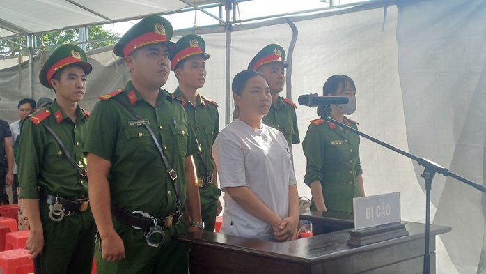 Phiên xét xử vụ án Chống người thi hành công vụ tại Cà Mau thu hút đông đảo người dân - Ảnh 1. Phiên xét xử vụ án Chống người thi hành công vụ tại Cà Mau thu hút đông đảo người dân - Ảnh 1.
