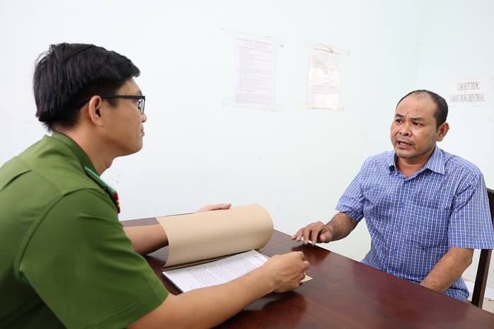 Bị can Danh Quanh ra đầu thú sau thời gian trốn truy nã tại An Giang - Ảnh 1. Bị can Danh Quanh ra đầu thú sau thời gian trốn truy nã tại An Giang - Ảnh 1.